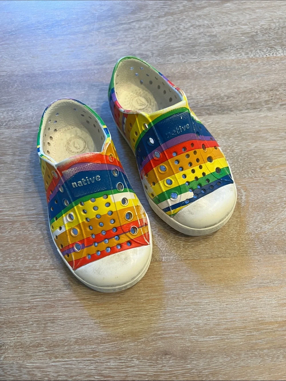 Native Jefferson rainbow shoes GUC C6